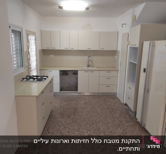 מטבח חדש עם ארונות, כיור וכיריים